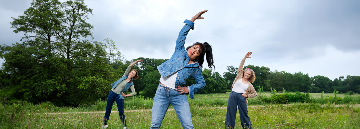 Vrouwen sporten in een park